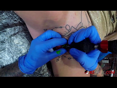 ❤️ Nagpa-tattoo sa kanyang klitoris ang sobrang tattoo na hottie na si Sully Savage Porno sa tl.drpornofilme.ru ❌